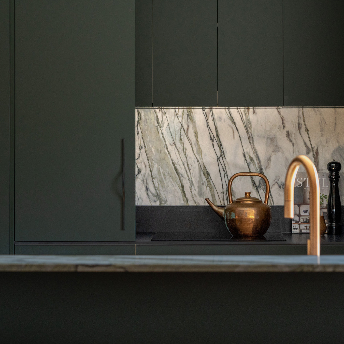 Momo Brave Bow Handle 320mm in Matt Black (1)