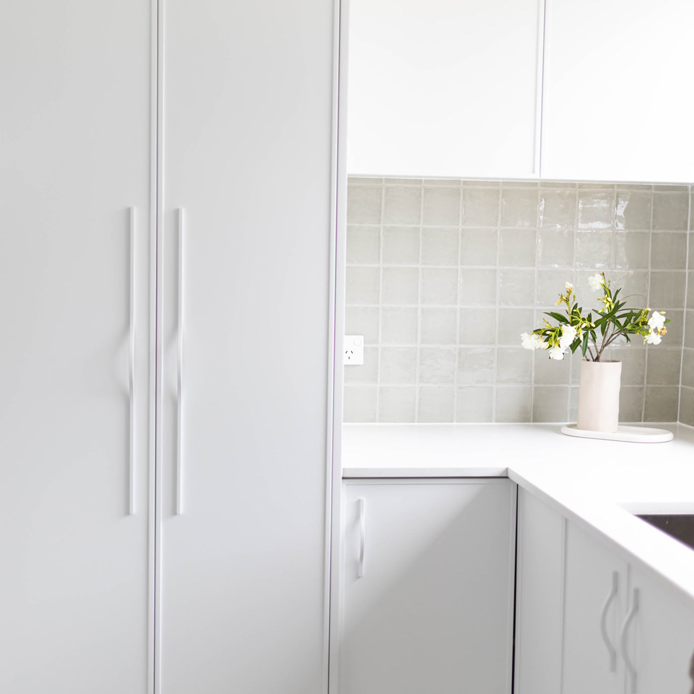 Momo Brave Bow Handle 480mm In Matt White (2)