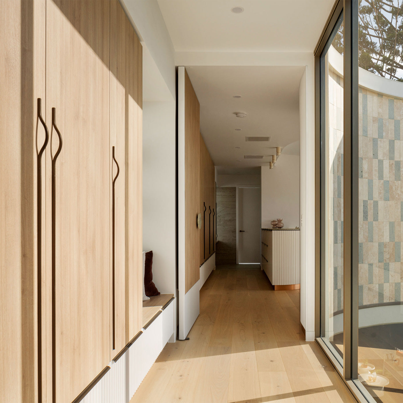 Momo Brave Bow Handle 992mm in Metallic Golden Brown (2)