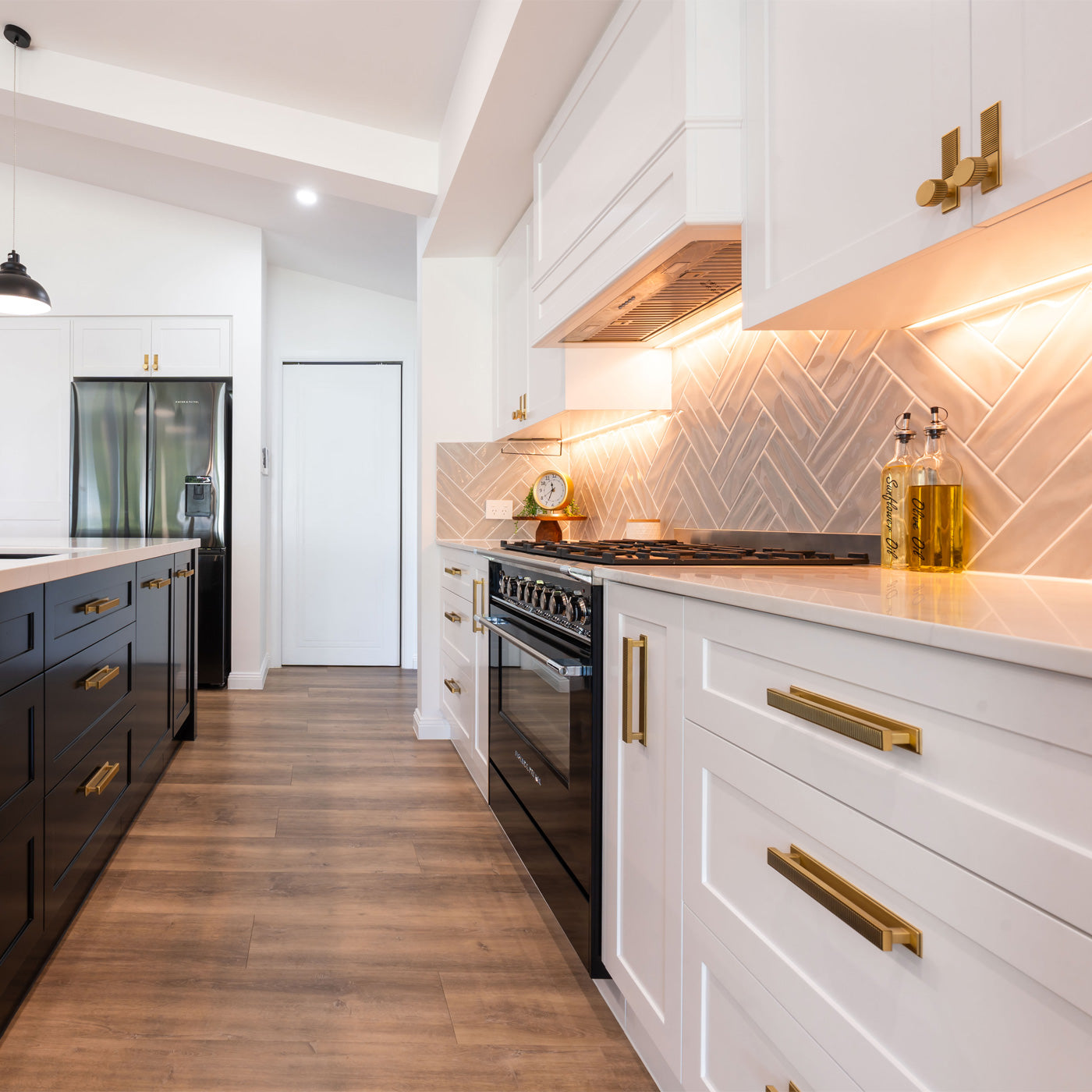 Momo Barrington Bar Handle Backplate 160mm in Matt Brass (2)