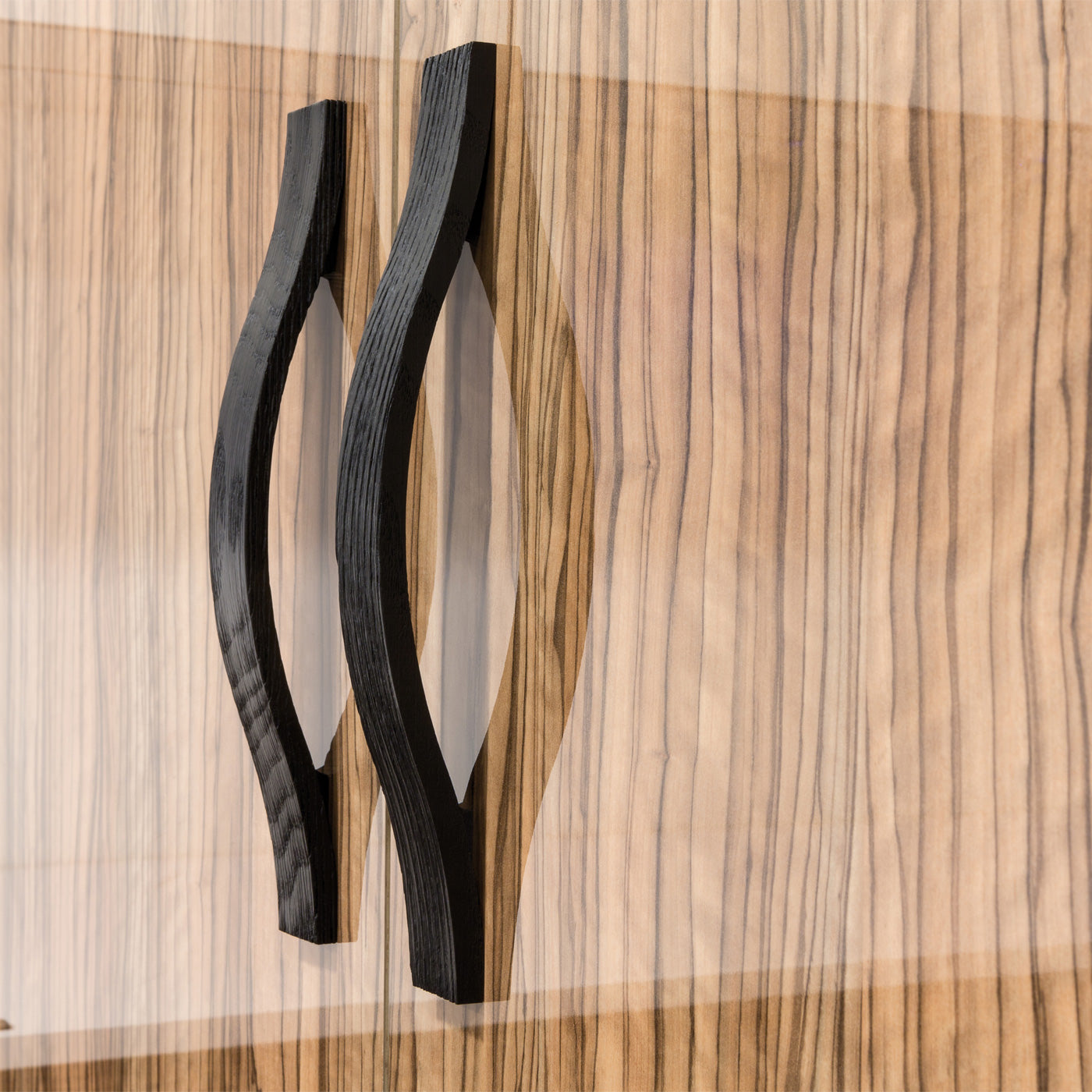 Momo Calin Timber Bow 160mm in Black Woodgrain (2)