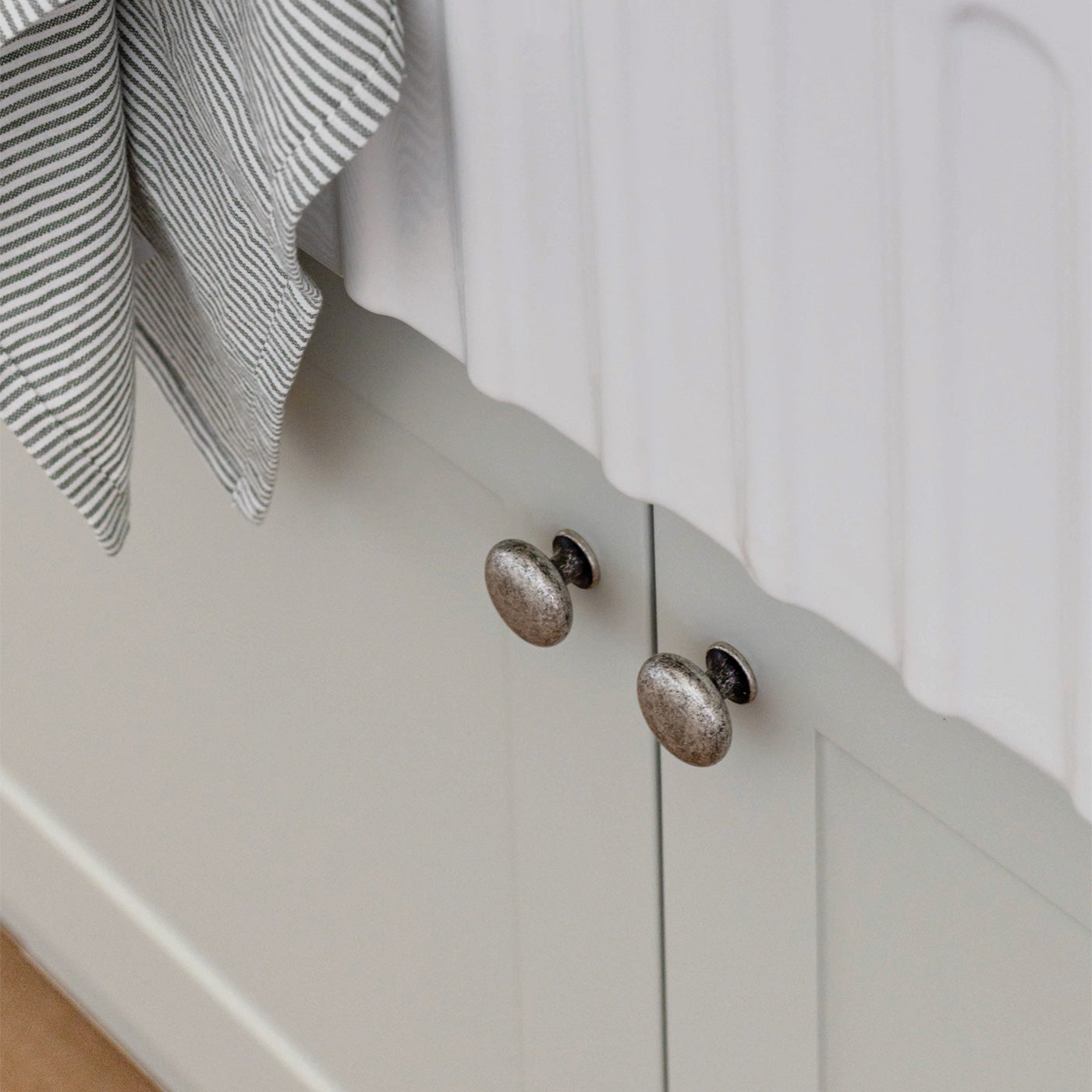 Momo Duke Round Knob 31mm In Antique Silver (2)