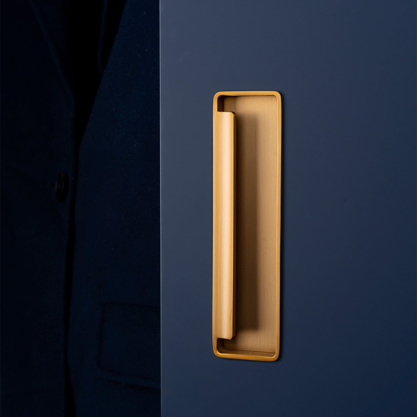 Momo Fold Flush Pull 128mm in Brushed Gold (2)