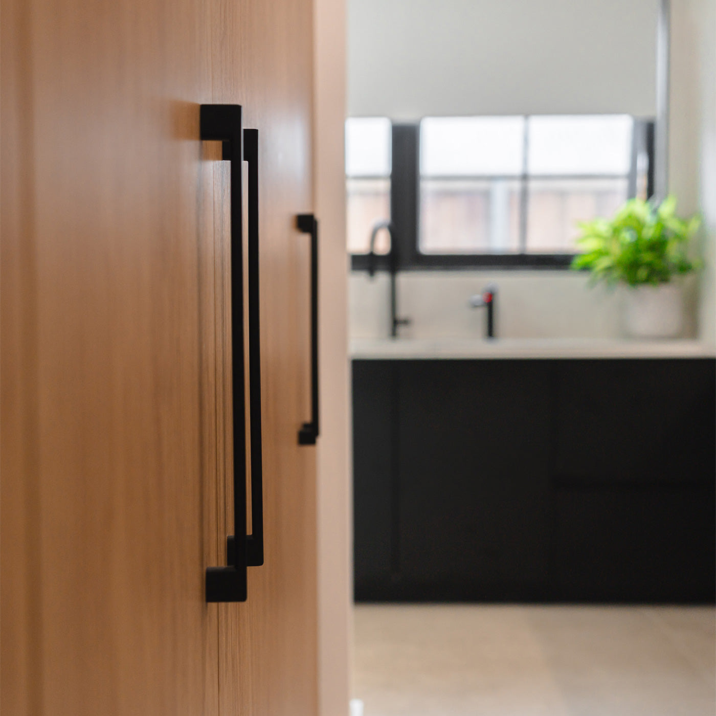 Momo Livorno D Handle 320mm In Matt Black (3)