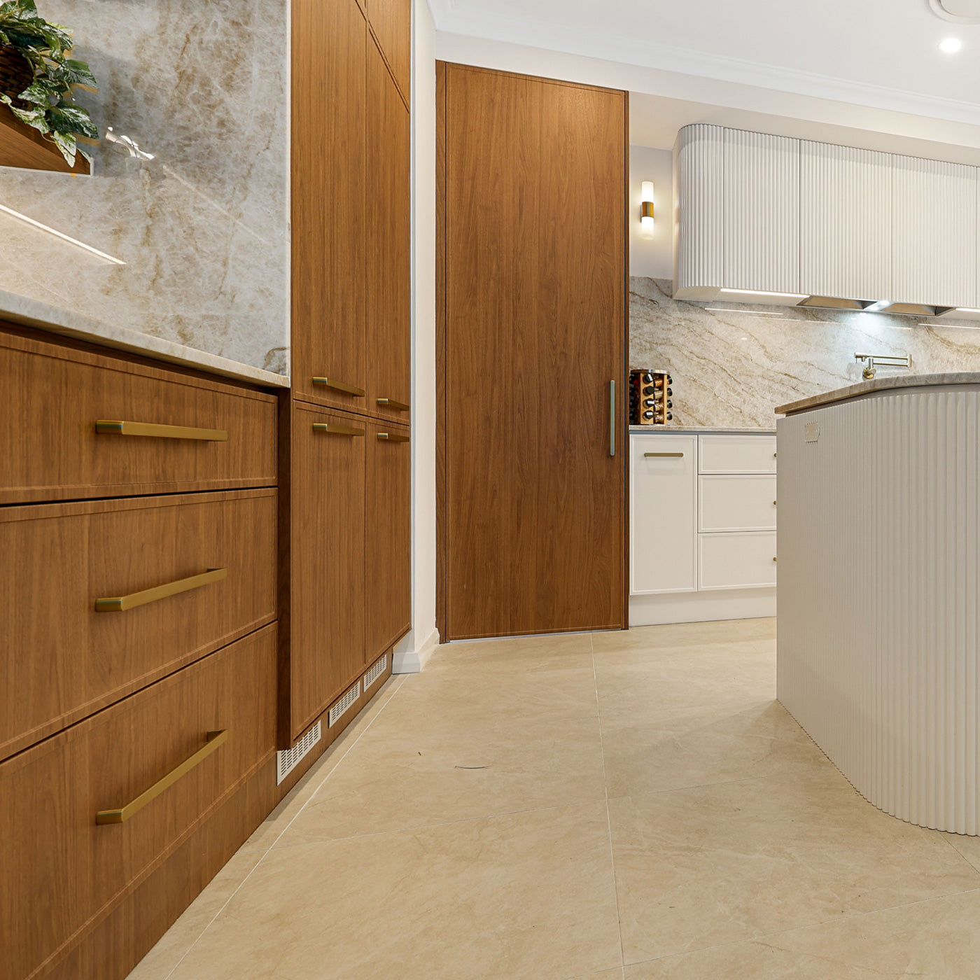 Momo Vena D Handle 320mm in Brushed Satin Brass (2)